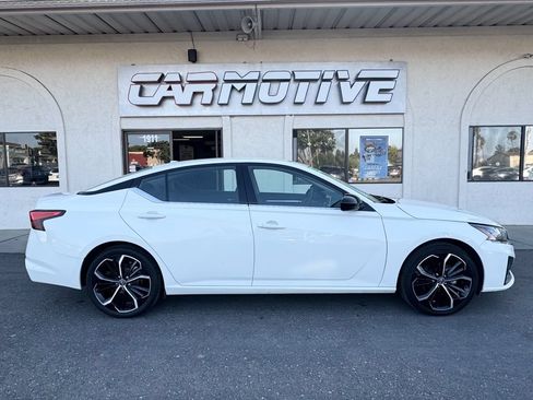 Used 2024 Nissan Altima 2.5 SR FWD image 3