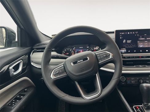 Used 2023 Jeep Compass Limited image 12