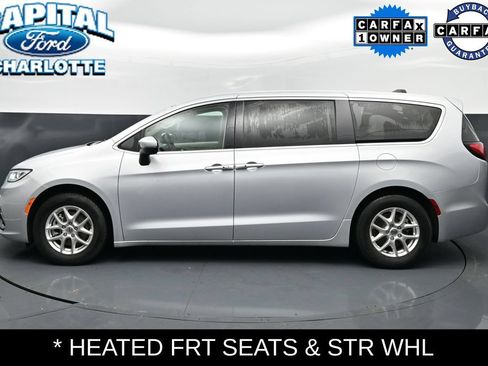 Used 2023 Chrysler Pacifica Touring-L FWD image 4