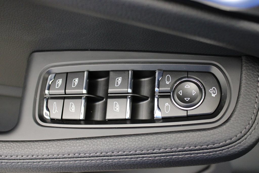 Certified 2025 Porsche Macan AWD/4WD image 23