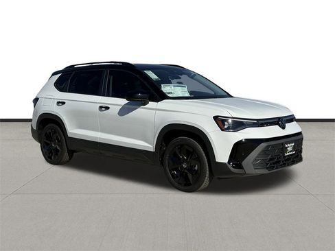 New 2026 Volkswagen Taos SE image 3