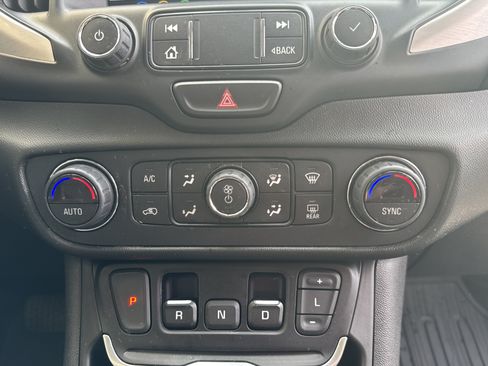 Used 2019 GMC Terrain SLE w/ Driver Convenience Package AWD/4WD image 16