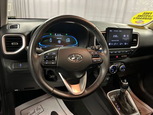 Used 2025 Hyundai Venue SEL FWD image 13