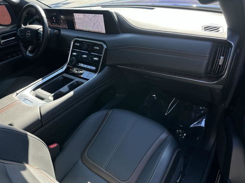 Used 2025 Nissan Armada SL image 12