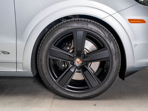 Certified 2025 Porsche Cayenne GTS AWD/4WD image 21