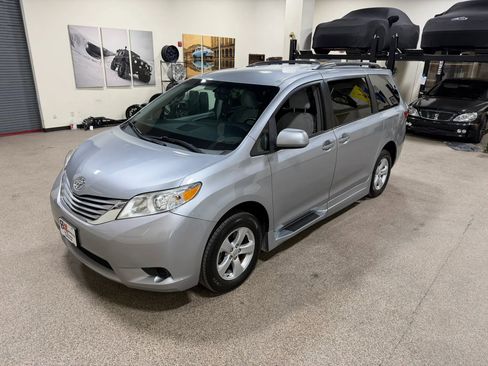 Used 2015 Toyota Sienna LE image 4