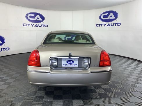 Used 2009 Lincoln Town Car Signature L image 4