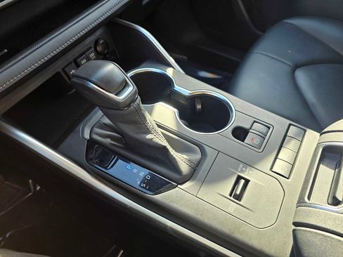 Used 2020 Toyota Highlander XLE image 32