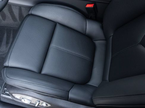 Certified 2026 Porsche Macan AWD/4WD image 30
