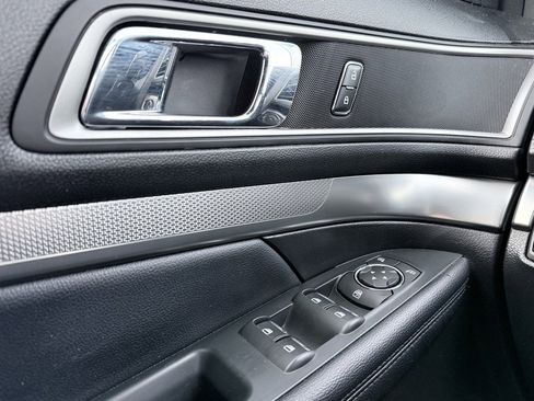 Used 2018 Ford Explorer XLT image 12