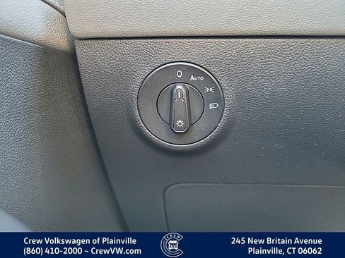 Certified 2023 Volkswagen Taos SE image 9