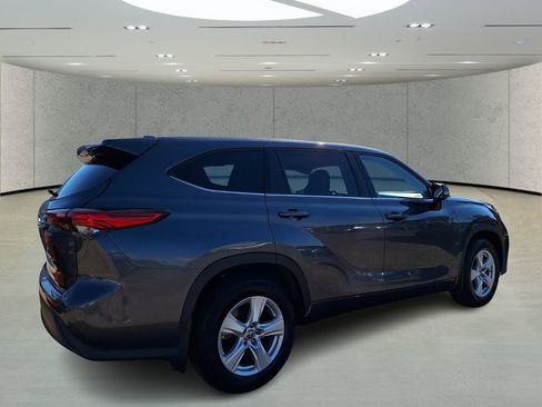 Used 2021 Toyota Highlander LE image 5