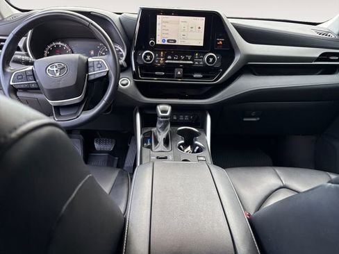 Used 2024 Toyota Highlander XLE AWD/4WD image 10
