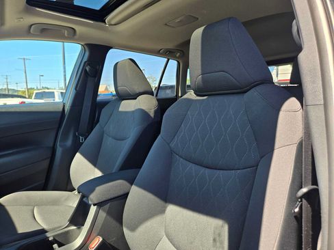 Used 2024 Toyota Corolla Cross LE w/ Moonroof Package AWD/4WD image 18