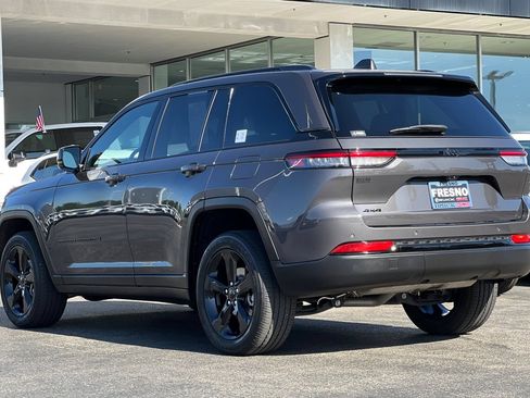 Used 2023 Jeep Grand Cherokee Laredo AWD/4WD image 7
