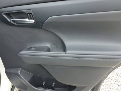 Certified 2020 Toyota Highlander XLE AWD/4WD image 16