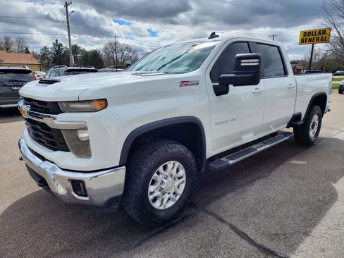 Used 2024 Chevrolet Silverado 2500 LT AWD/4WD image 4