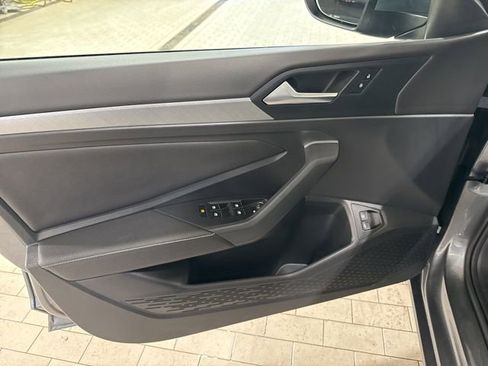 Certified 2022 Volkswagen Jetta SE image 10