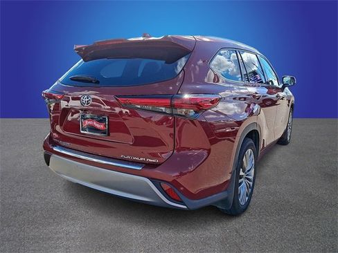 Used 2021 Toyota Highlander Platinum image 5
