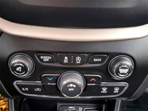 Used 2017 Jeep Cherokee Latitude w/ Comfort & Sound Group image 27
