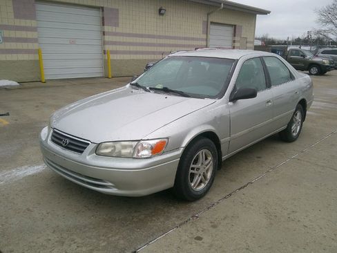 Used 2001 Toyota Camry LE image 1