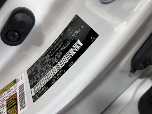 Used 2021 Toyota Highlander XLE image 27