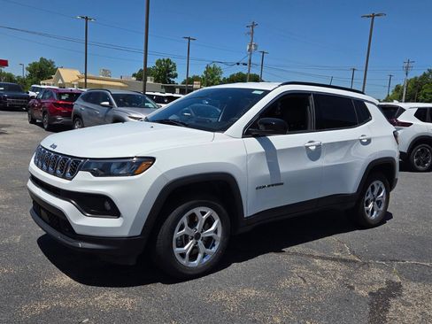 Used 2025 Jeep Compass Latitude AWD/4WD image 3