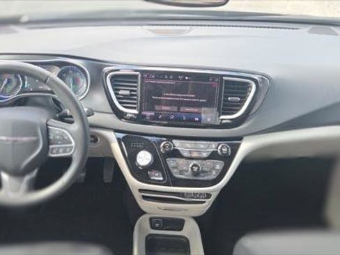 Used 2023 Chrysler Pacifica Touring-L FWD image 22