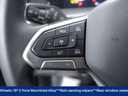 Used 2025 Volkswagen Tiguan SE image 12