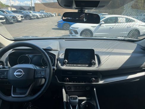 Used 2025 Nissan Rogue SV image 35