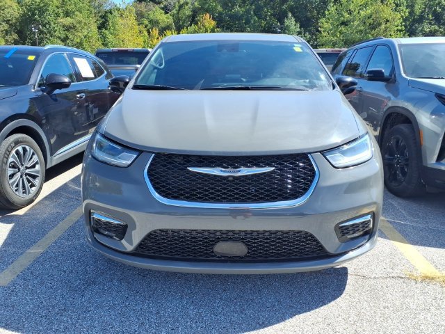 Used 2025 Chrysler Pacifica Select FWD image 2