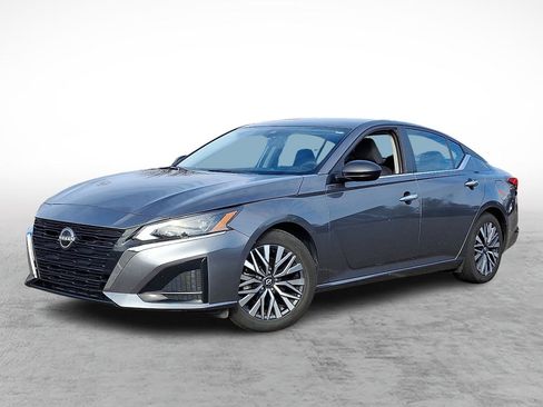 Used 2024 Nissan Altima 2.5 SV image 1
