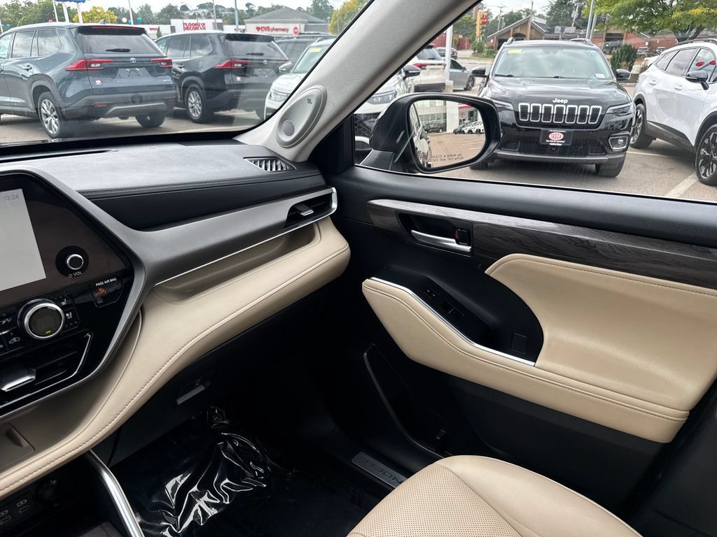 Used 2023 Toyota Highlander Limited AWD/4WD image 31