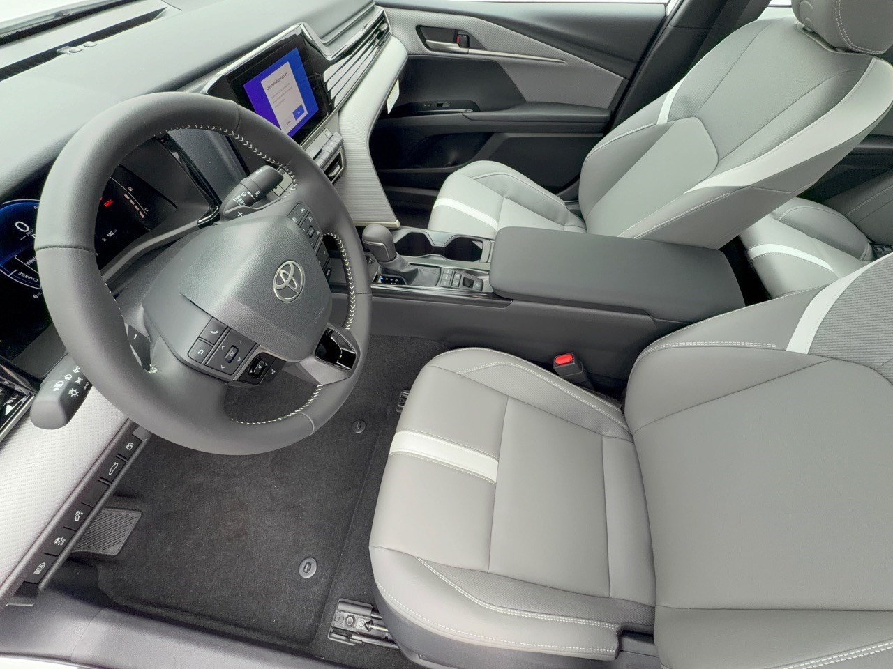 Used 2026 Toyota Camry SE FWD image 5