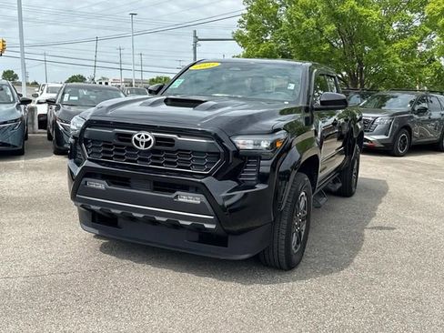 Used 2025 Toyota Tacoma TRD Sport AWD/4WD image 9