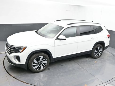 Used 2025 Volkswagen Atlas SE image 30
