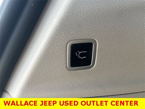 Certified 2023 Chrysler Pacifica Touring-L image 11