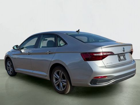 Used 2024 Volkswagen Jetta SE FWD image 4