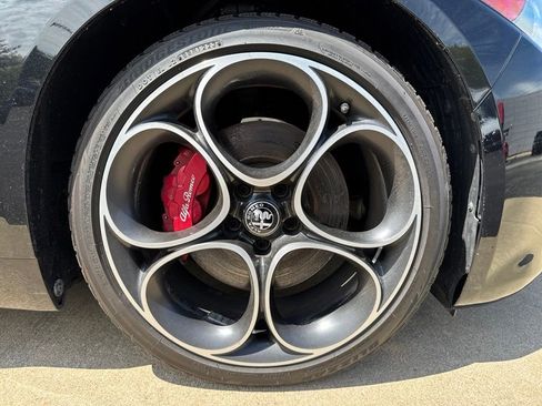 Used 2022 Alfa Romeo Giulia Veloce AWD/4WD image 23