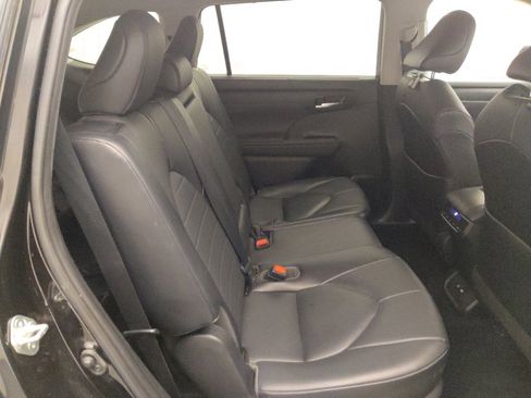 Used 2021 Toyota Highlander XLE image 19