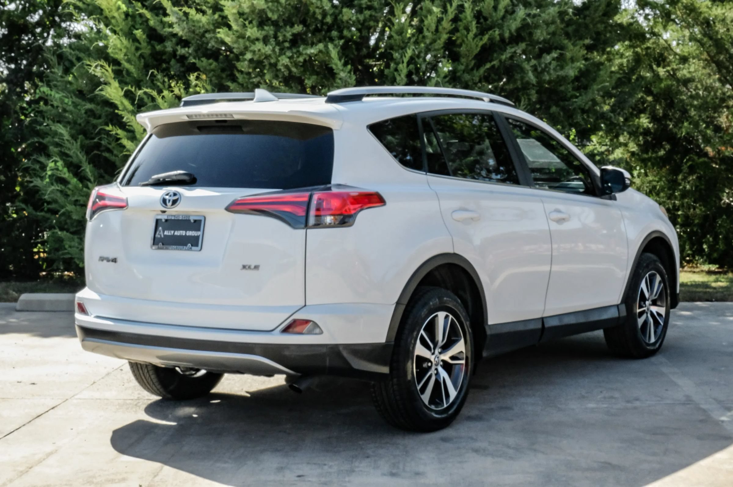 Used 2018 Toyota RAV4 XLE w/ Plus Extra Value Package FWD image 8