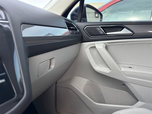 Used 2022 Volkswagen Tiguan SE w/ Panoramic Sunroof Package image 23