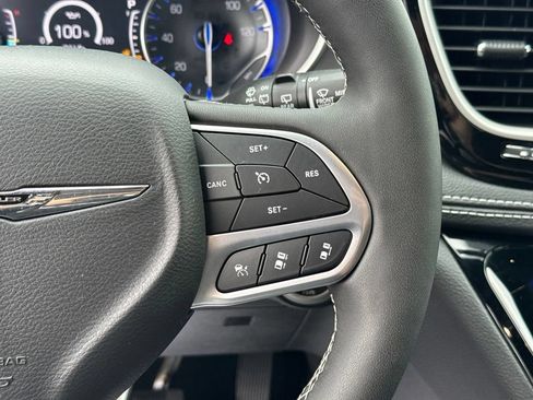Used 2025 Chrysler Pacifica Select FWD image 15