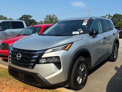 Used 2024 Nissan Rogue S FWD image 2