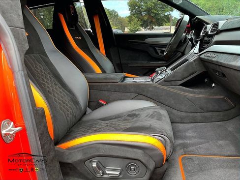 Used 2023 Lamborghini Urus Performante AWD/4WD image 8