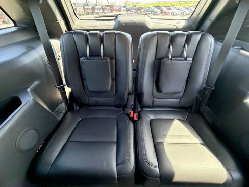 Used 2015 Ford Explorer XLT w/ Equipment Group 202B AWD/4WD image 21