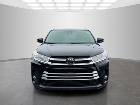 Used 2019 Toyota Highlander XLE AWD/4WD image 2