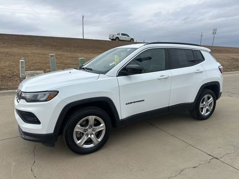 Used 2024 Jeep Compass Latitude image 4
