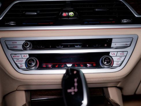 Used 2021 BMW 740i w/ M Sport Package RWD image 17