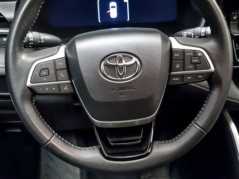Used 2025 Toyota Highlander XSE AWD/4WD image 16